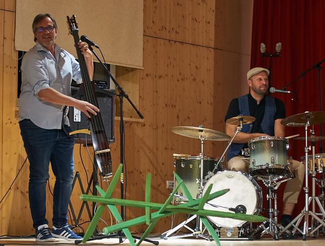 Wolfgang Henn (Kontrabass) und Philipp Hager (Schlagwerk)