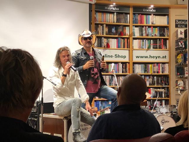 Präsentation der Live-DVD der Tobacco Road Blues Band in der Buchhandlung Heyn in Klagenfurt: Mike Diwald und Peter Prammerdorfer erzählen über die Entstehung der DVD | Foto: Lehner