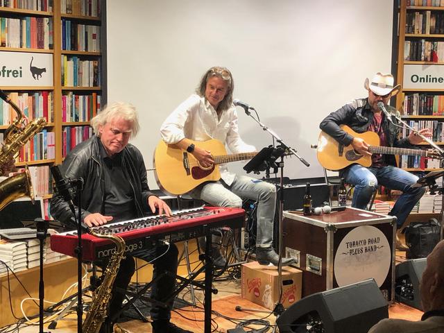 Präsentation der Live-DVD der Tobacco Road Blues Band in der Buchhandlung Heyn in Klagenfurt: Mike Diwald und Peter Prammerdorfer mit Gerd Schuller | Foto: Lehner