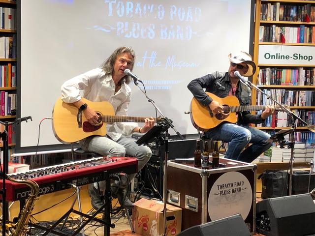 Präsentation der Live-DVD der Tobacco Road Blues Band in der Buchhandlung Heyn in Klagenfurt: Mike Diwald und Peter Prammerdorfer erzählen über die Entstehung der DVD | Foto: Lehner