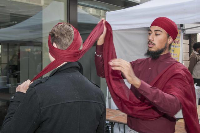 Die Kunst einen Turban richtig zu binden zeigte die Sikh-Gemeinschaft in Meidling. | Foto: Wolfgang Unger