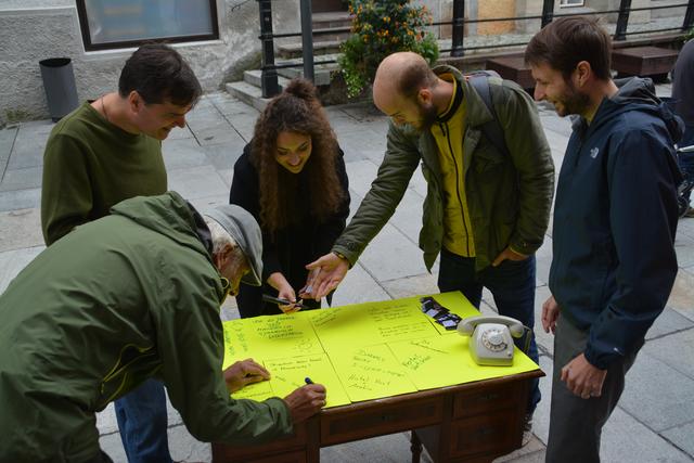 Initiator Andreas Falschlunger, Wirtschafts- und Sozialhistoriker Andreas Exenberger, die Studierenden und Projektmitarbeiter Melanie Haberl und Manuel Dopsch sowie Koordinator Richard Schwarz (v.l.) "bei Tisch". | Foto: Noggler