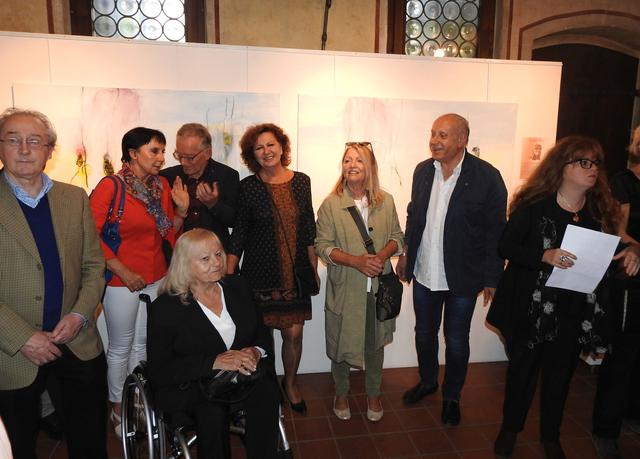 Eröffnung der Ausstellung „Soffi d’Arte attraversano le Alpi“ :
Am Bild von links: Oscar della Maestra; Präsidentin der Kultur- und Bildungskommission der Stadt Udine, Frau Dr. Elisabetta Marioni; DI Gerhard Lepicnik, bewegung IN kultur; sitzend: Präsidentin Inge Hawranek; Marlis Lepicnik, Margot Trenz, Walid Haddadin und Vizepräsidenten der Künstlervereinigung Albrecht Dürer, Alessandra Minin 