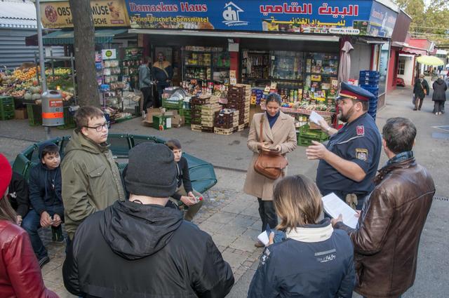 Am Meidlinger Markt mit dem Grätzelpolizisten Reinhard Szakasits. | Foto: Wolfgang Unger