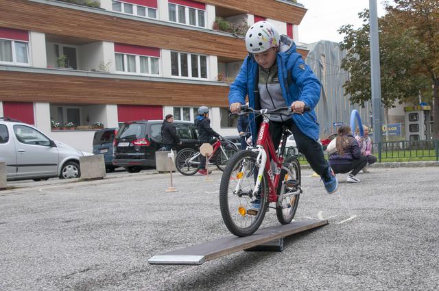 Ein Fahrradparcours forderte den Kindern viel Geschicklichkeit ab. | Foto: Wolfgang Unger