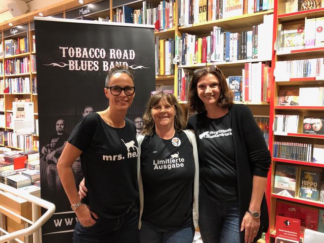 Die "Heynis" Katja Wassermann, Isabella Lehner und Almut Kristler bei der Präsentation der Live-DVD der Tobacco Road Blues Band in der Buchhandlung Heyn in Klagenfurt  | Foto: Lehner