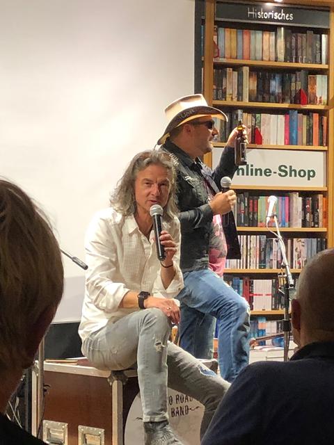 Präsentation der Live-DVD der Tobacco Road Blues Band in der Buchhandlung Heyn in Klagenfurt: Mike Diwald und Peter Prammerdorfer erzählen über die Entstehung der DVD | Foto: Lehner