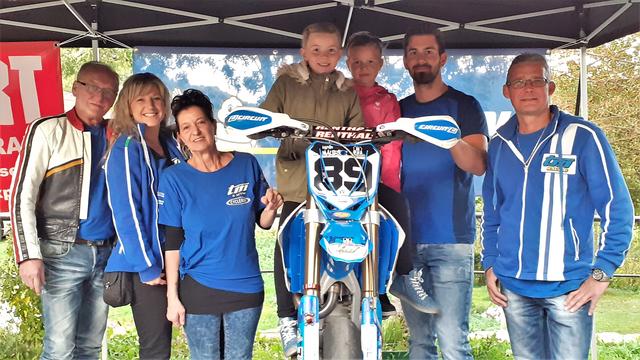 Sepp Seelhofer, Bea Maurer, Gisi Weiker, die jüngsten Fans Leonie und Sabrina, Rennfahrer Kevin Maurer und Mechaniker Gerhard 'Mini' Kastner (v.l.) feierten in Aue den Abschluss der diesjährigen Saison.  | Foto: RAXmedia