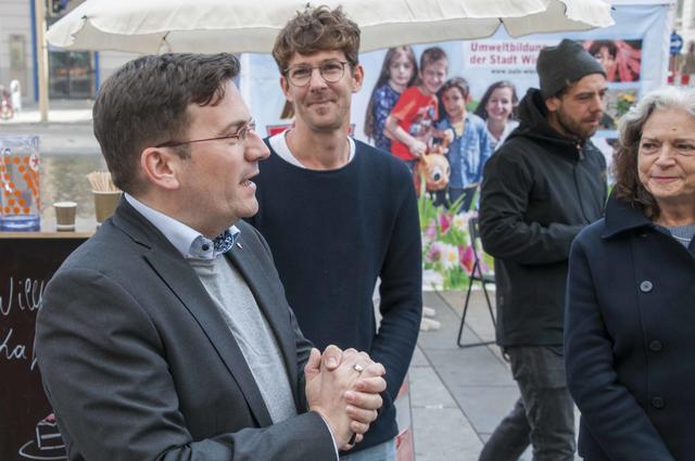 Bezirksvorsteher Wilfried Zankl eröffnete den Tag der offenen Tür am Meidlinger Platzl | Foto: Wolfgang Unger