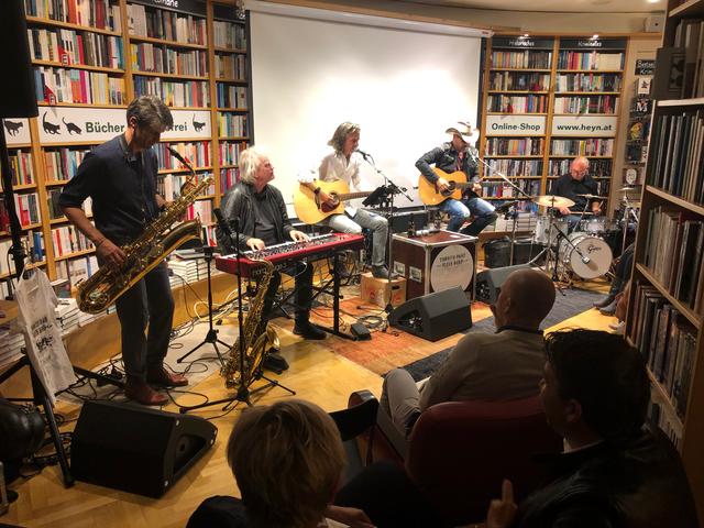 Präsentation der Live-DVD der Tobacco Road Blues Band in der Buchhandlung Heyn in Klagenfurt: mit Gerd Schuller am E-Piano | Foto: Lehner