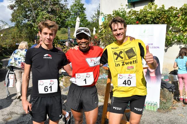 Alfred Sungi (Mitte) vom Team Buschina & Partner siegte in einer Zeit von 19:52,7 Minuten.