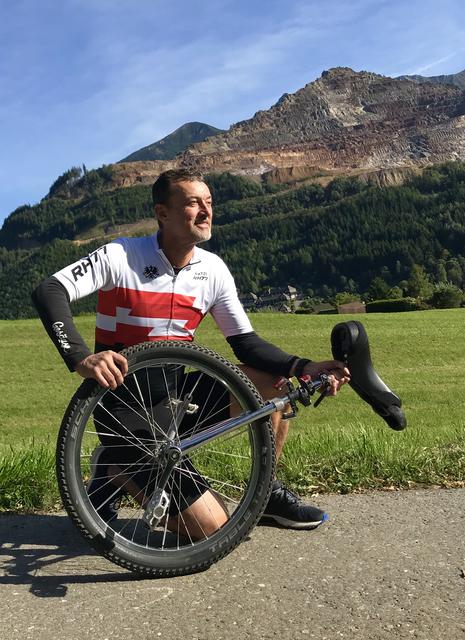 Heimo Katzbauer mit seinem Einrad vor der Kulisse des Erzbergs. | Foto: KK
