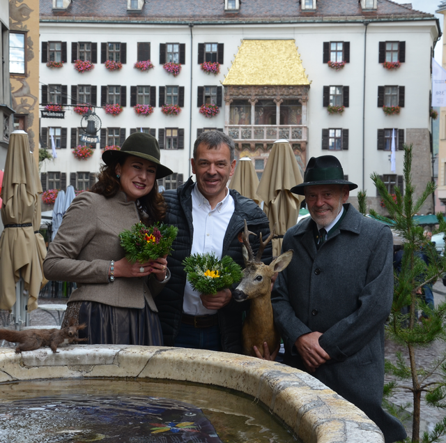 Vor einer Traumkulisse: Bezirksjägermeisterin Fiona Arnold mit BM Georg Willi und Landesjägermeister Anton Larcher