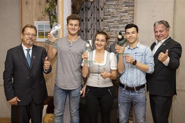BLWB Tapezierer - Bundessiegerin Mara Tritscher mit Simon Hölzl (Platz 2, 2.v.l.) und Rohullah Mohammadi (Platz 3, 2.v.r.) - Bundesinnungsmeister Peter Ullmann (l.) und Landesinnungsmeister Markus Berger (r.) gratulierten.