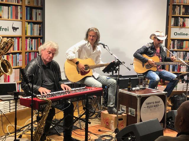 Präsentation der Live-DVD der Tobacco Road Blues Band in der Buchhandlung Heyn in Klagenfurt: Mike Diwald und Peter Prammerdorfer mit Gerd Schuller am E-Piano | Foto: Lehner