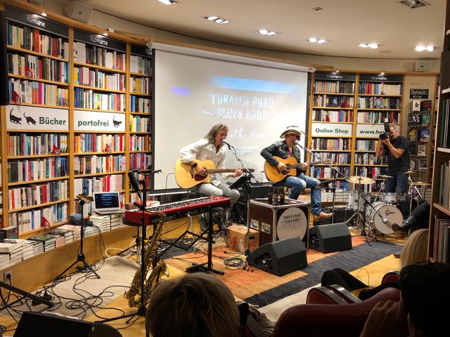 Präsentation der Live-DVD der Tobacco Road Blues Band in der Buchhandlung Heyn in Klagenfurt: Mike Diwald und Peter Prammerdorfer   | Foto: Lehner