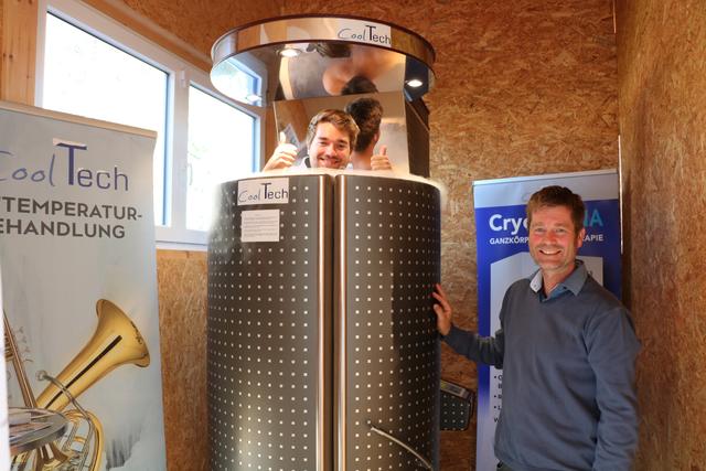 (re.) Wolfgang Lausecker der Chef der Firma Cool Tech mit seinem Sohn Fabian in der Cryo Sauna.