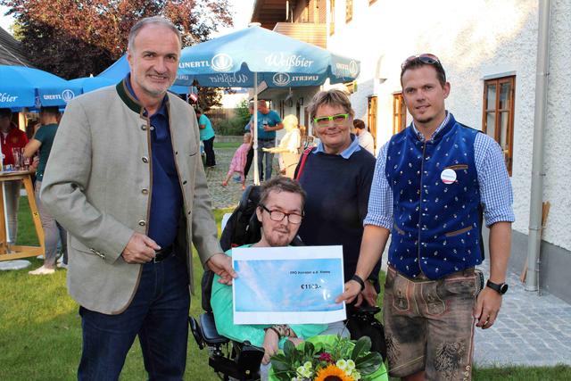Franz Graf, Karin Leitner und Christian Deutinger übergeben den Spendencheck in der Höhe von 1.100 Euro an Toni Aichenauer (v. l. n. r.).