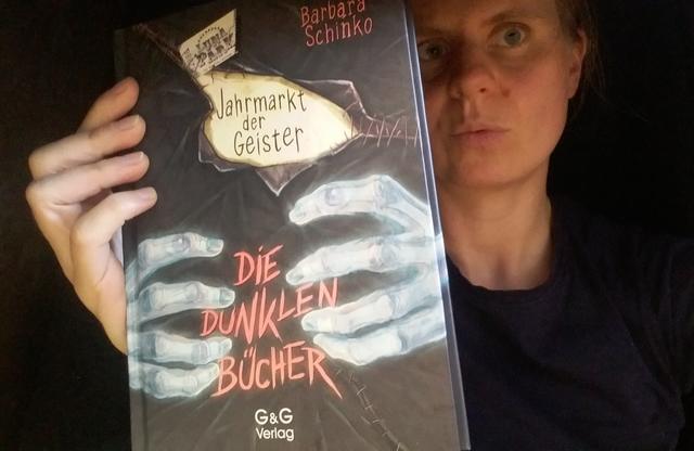 Es wird gruselig! Barbara Schinko mit ihrem Kinderbuch „Jahrmarkt der Geister“.