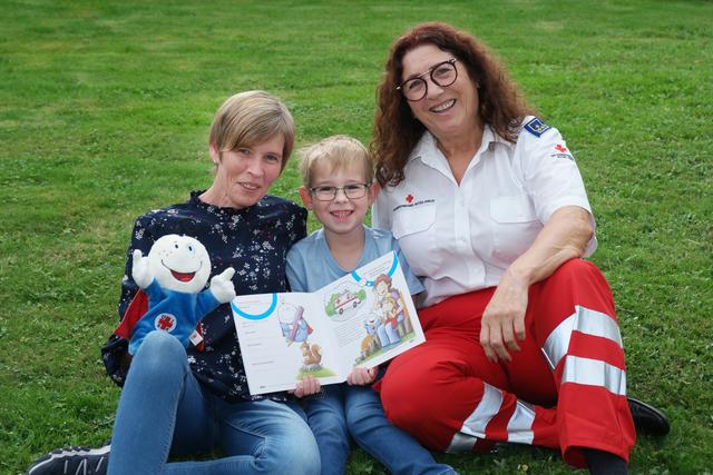 Mama Ursula, der kleine Paul und ROKO-Mitarbeiterin Helga Berger. Weil Berger mit der ROKO-Puppe im Kindergarten erklärte, was im Notfall zu tun ist, setzte der sechsjährige Paul selbständig den Notruf ab, als seine Mama eine Gallenkolik hatte.