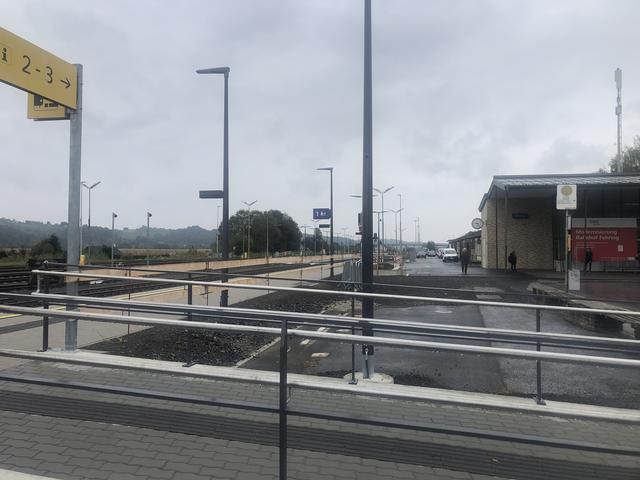 Der Bahnhof in Brunn wird modernisiert, der Umfahrungsbau samt Eisenbahnbrücke und Investitionen in Eisenbahnkreuzungen sind abgeschlossen. Bleibt den Zugfahrern die Thermenbahn erhalten?