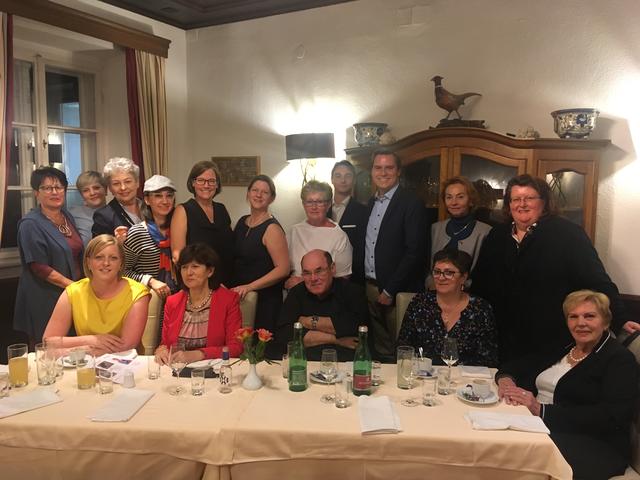 Foto: Bezirksvorsitzende Linda Bläuel (stehend 6.l.) und LAbg. Christoph Kaufmann (stehend 3.v.r.) mit den Teilnehmern der Veranstaltung.