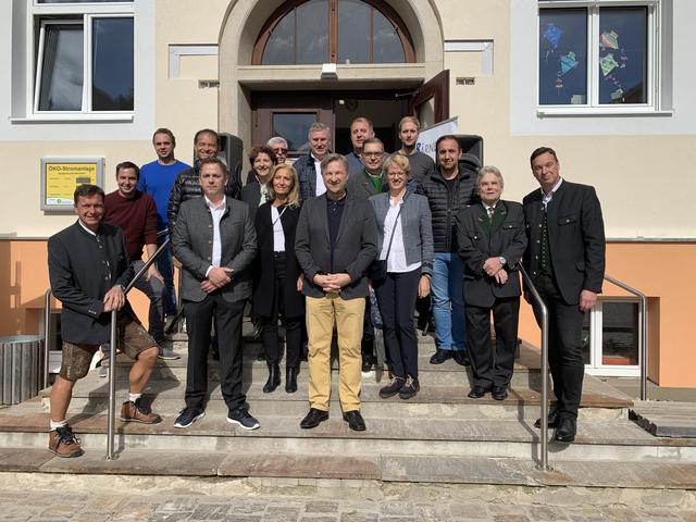 Festakt für die erneuerte Volksschule mit Bgm. Jochen Bocksruker und LR Ursula Lackner