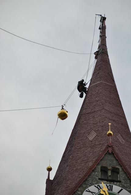 Im Zuge der Bauarbeiten wurden die Dachschindeln des Turms und die Turmkugel saniert