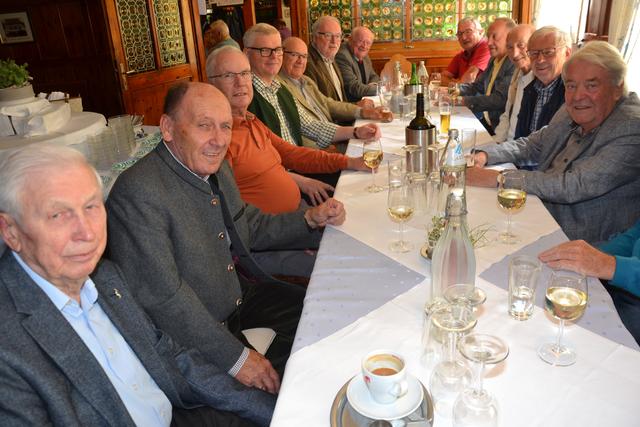 Die Stammtisch-Runde beim Manner trifft sich seit Jahrzehnten und ist ein "bunt zusammengewürfelter Haufen".