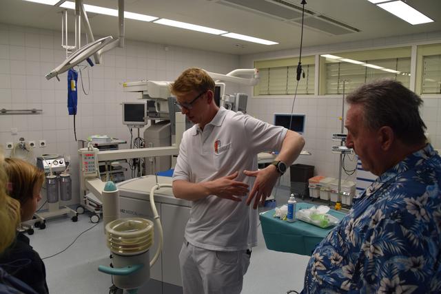 In der Urologie Ambulanz erkärte das BKH Team auch alles rund um den Operationssaal.  | Foto: Barbara Fluckinger