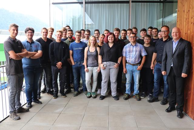 Medaillenregen für INNIO Jenbacher Lehrlinge: Die diesjährigen Gewinnerinnen und Gewinner der Lehrlingswettbewerbe Tyrol Skills mit Martin Mühlbacher, Standortleiter von INNIO in Jenbach (r.), und Eugen Hotarek, Ausbildungsleiter bei INNIO in Jenbach (2. v. r.).