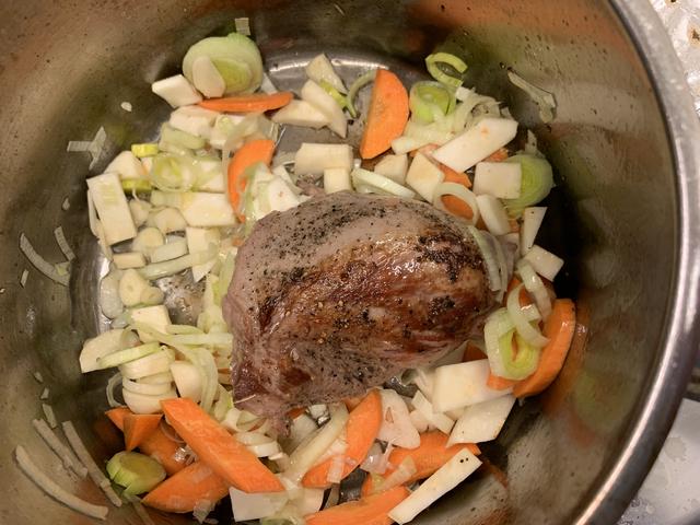 Das Fleisch auf allen Seiten langsam anbraten und das gewürfelte Gemüse mitrösten.