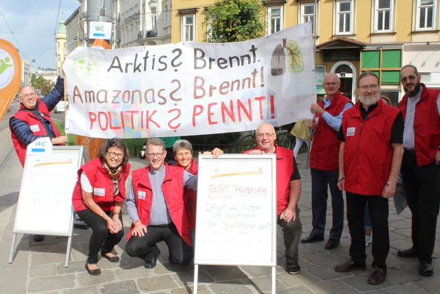 Solidaritätsbekundung: Mit selbstgestalteten Plakaten unterstützten die Pfarrmitglieder die Demonstranten. | Foto: B. Hološnjaj