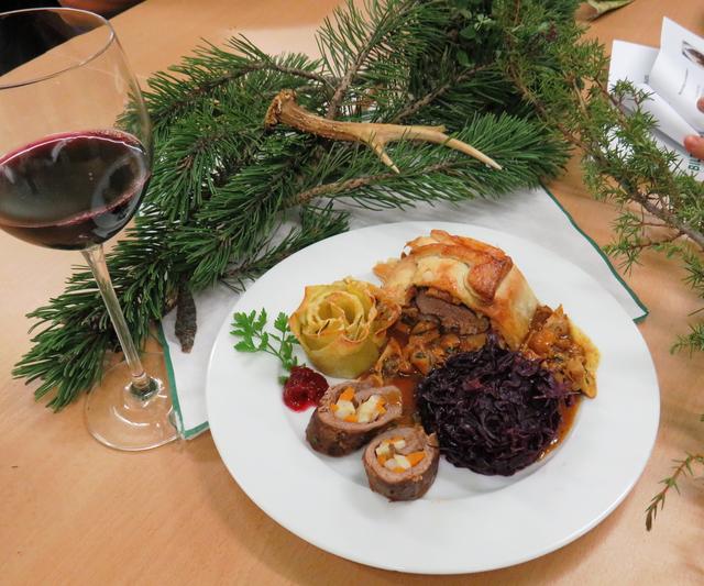 &lt;f&gt;Mahlzeit: &lt;/f&gt;Rehrücken in Topfen-Blätterteig und Hirschroulade.
