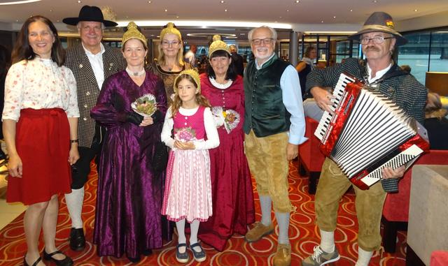 Das Animationskomitee an Bord des Donau-Kabinenschiffes der internationalen Schifffahrtsgesellschaft AVALON auf der Fahrt von Mauthausen nach Linz am Sonntag, 6.10.2019 | Foto: Mauthausen Tourismus