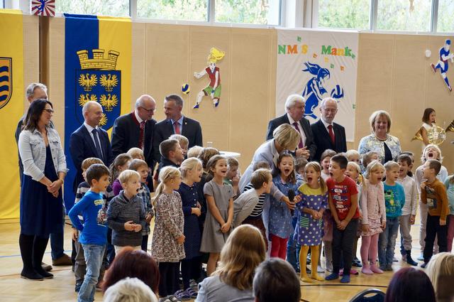 Lautstark wurde der neue Turnsaal in Mank von den Ehrengästen und den Kindern eröffnet.