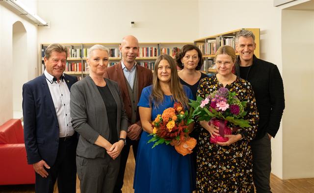 Erster Schreibwettbewerb der Stadtbücherei &amp; Mediathek: StR Helmut Mayer, Büchereileiterin Brigitte Svejcar, Kulturamtsleiter MMag. Gregor Kremser, Claudia Skopal, Birgit Francan, Corinna Bergmann, Thomas Raab.  | Foto: Evi Weiß