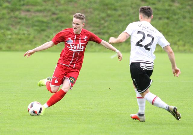 Niko Schneebauer (links, im Spiel gegen die Reichenau) machte mit dem 2:0 gegen Kufstein den Sack zu. | Foto: sportszene.tirol/Leitner