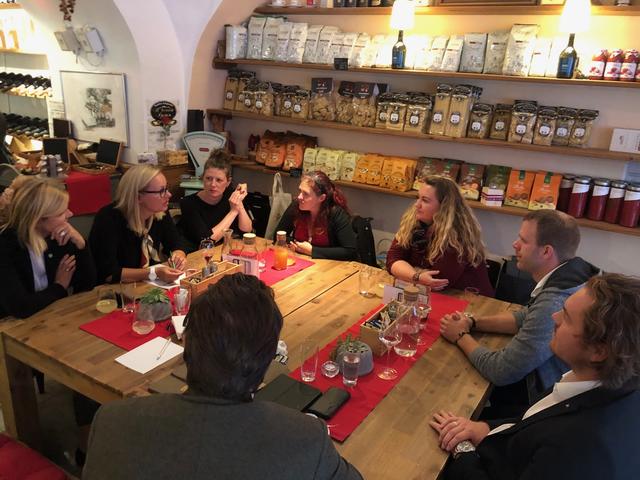 Netzwerktreffen in Bruck: Die Junge Wirtschaft diskutierte auch mit WK-Regionalstellenleiterin Martina Romen-Kierner. | Foto: KK