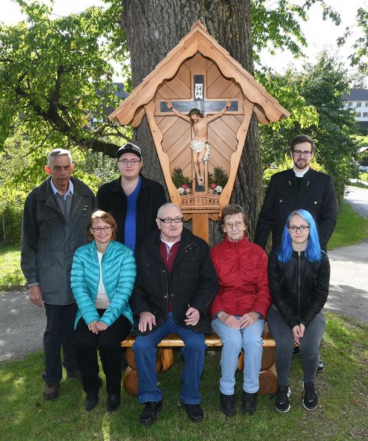 Der neue Propst des Stiftes Vorau Bernhard  Mayerhofer segnete das Hofkreus der Familie Orthofer-Leitner in St. Jakob. | Foto: Josef Zingl