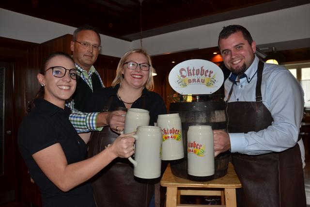 Bieranstich durch Bürgermeister Christoph Gallner (rechts) Gastwirtin Caroline Kaisinger, ihre Schwester Nicole und einem Vertreter der Brauerei.