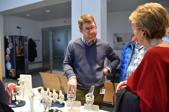 Vieles über künstliche Gelenke und Co. gab's für die Besucher hier zu erfahren.  | Foto: Barbara Fluckinger