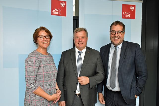 Der Pflegeplan des Landes wird auch in der Stadt Innsbruck konsequent umgesetzt: Pflegelandesrat Bernhard Tilg mit Vize-Bgm Franz X. Gruber (re.) und Kathrin Eberle, Vorständin der Landessozialabteilung. | Foto: Land Tirol/Schwarz