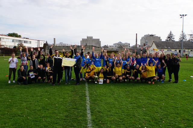 Die Damenmannschaft des FC Mariahilf spielt mittlerweile zum dritten Mal für den Frauentreff.