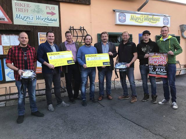 Jeweils 3.200 Euro gingen an die Gemeinde Litzelsdorf und Kemeten für Kindergarten und Volksschule.