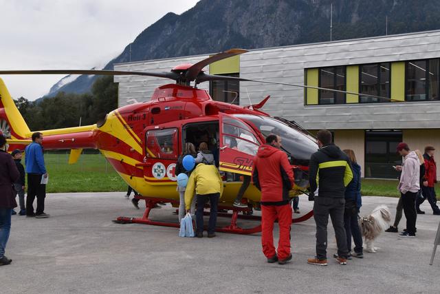 Die SHS Flugrettung Langkampfen ließ Besucher einen Blick ins Cockpit eines Einsatzhubschraubers werfen. | Foto: Barbara Fluckinger