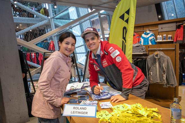 Roland Leitinger signiert ein Autogramm für Katharina.