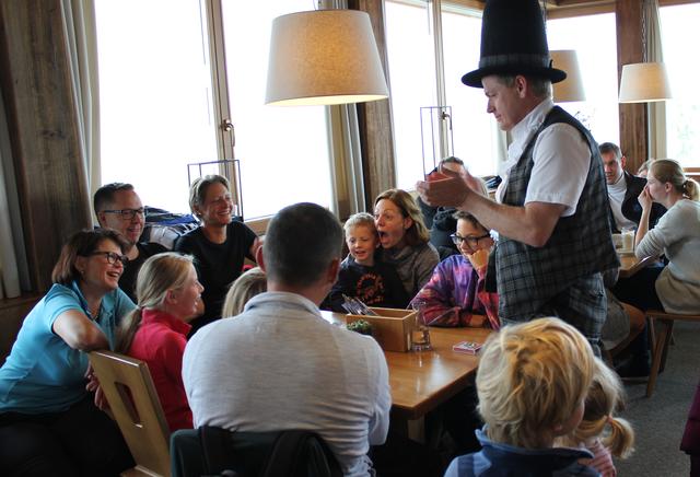 In der Untermarkter Alm unterhielt die Gäste ein Zauberer. | Foto: Imster Bergbahnen