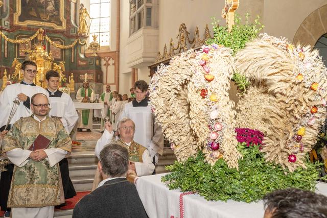 Die prachtvoll geschmückte Erntekrone wurde im Rahmen des Festgottesdienstes von Abt Gerhard Hafner gesegnet. | Foto: klauspressberger.com