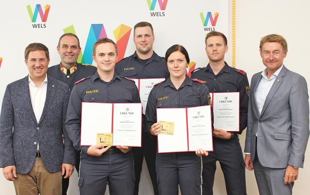 Bürgermeister Andreas Rabl, Stadtpolizeikommandant Oberst Klaus Hübner, Inspektor Stephan Hoheneder, Revierinspektor David Schmidsberger, Inspektorin Daniela Falkensteiner, Inspektor Tobias Kutzenberger und Sicherheitsreferent Vizebürgermeister Gerhard Kroiß. | Foto: Stadt Wels